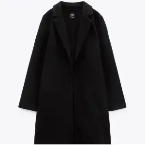 Säljer denna svarta kappa ifrån zara i storlek 34 passar 36! Använt max 3 gånger💓