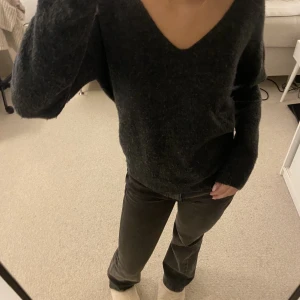 Grå stickad tröja - Säljer denna v-ringade gråa stickade tröjan från pieces fint skick💗