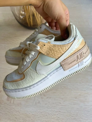 Nike air force 1 - Storlek 38. Använda ett fåtal gånger! I gott skick utan några skador. Väldigt sköna och formas efter foten. Säljer då jag har väldigt många skor. Köparen står för frakten.