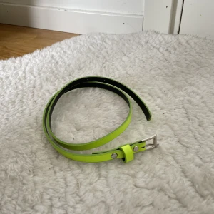 Skärp - Ett limegrönt tunt skärp, i bra skick. 
