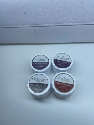 Gele färger  - Två stycken lite använd, dom andra är oöppnade! Jätte fina täckande höstfärger! 🍁  100kr för alla!