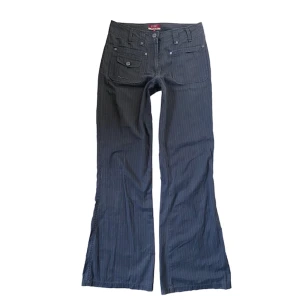 Cargo byxor  - Cargo byxor. Midja 38cm. Innerbenslängd 85cm. Kontakta vid intresse <3