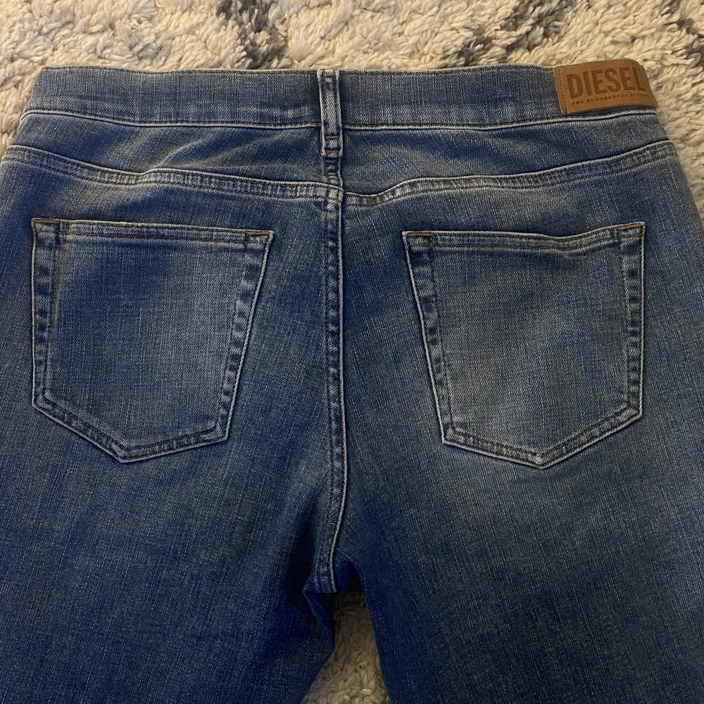 Lågmidjade jeans från diesel med coola fickor. Säljer då de är för stora, har ingen bild på.  Köpare står för frakten. Hör av er vid frågor eller intresse🙏🏼. Jeans & Byxor.