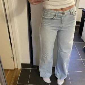 Jeans - Skitsnygga vida Ljusblå jeans, väl använda från junkyard