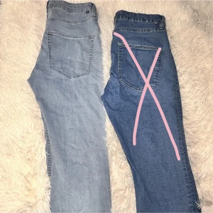 High waist jeans ”Snake” - Helt nya jeans ifrån lager 157. Aldrig använda nyss köpta men kan ej lämna tillbaka då ja tog bort prislappen. När ja skulle testa. Köpt i både XL & L men dessa storlekar stämmer ej då dessa byxor passar bäst till S-M. Köptes 2 för 300kr,styckpris var 200