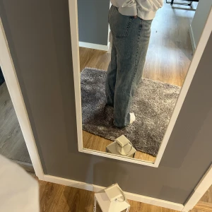 Hej jag säljer blåa jeans då de inte används längre.  - Jag säljer dessa blåa jeans från H&M då de inte används längre, de är inte jätte använda o är i väldigt bra skick, de är lite slitna längst ner vid baksidan av byxan då de är väldigt långa & har råkat skrapas upp. 