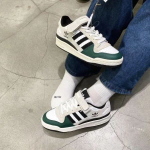 Adidas sneakers  - Sneakers från Adidas. Nyskick. Säljes för att dom är något stora på mig. Modellen är såå snygg! Ca 3 månader gamla. Nypris 1000kr