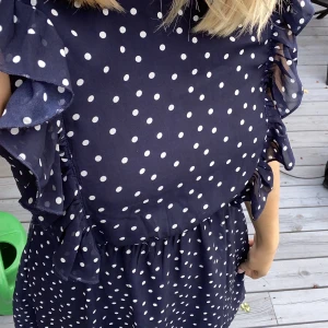 Prickig klänning  - Prickig klänning från Lindex i stl 170 skulle säga att det är xs. Lite för liten på mig som är s-m. 