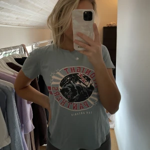 T-shirt m tryck - En blå t-shirt m tryck från Gina tricot 🐆