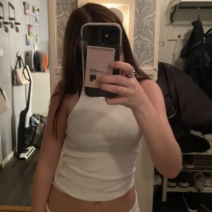 Linne GinaTricot - Jättefint linne från GinaTricot i storlek XS, linnet är välanvändt men i jättefint skick. Hör av er vid funderingar💕