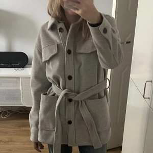 kappa - en jättefin beige kappa nu till hösten!! den är knappt använd och är i bra skick