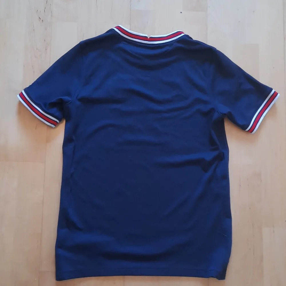 En nästan oanvänd PSG T-shirt i barnstorlek 147-158 cm. Fint skick. Made in thailand.. T-shirts.