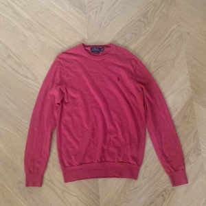 Polo Ralph Lauren ( 100 % merino wool) - Storlek Medium men passar Small. Köpt på ströms, skick 8/10 liten slitning runt kragen som ej syns i person. Nypris ungefär 1399