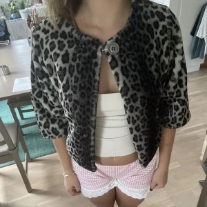 trekvartsärm jacka  - säljer en jätte fin trekvartsärm kappa, aldrig kunnat använt då den är för liten🙏storlek L men skulle säga att den är mer som M-S