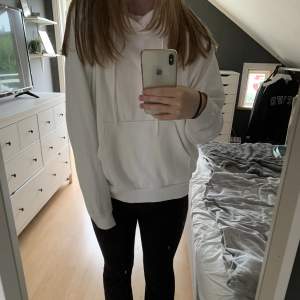 En vit hoodie från Weekday, säljer pågrund av att den aldrig kommer till användning. Hoodie är använd väldigt få gånger, köpt för 400kr💕