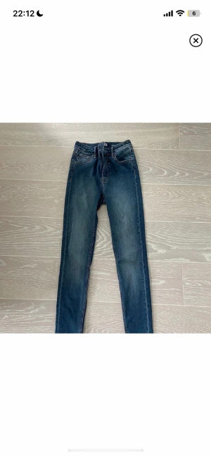 CROCKER JEANS i superbra skick waist 25 length 32 - CROCKER JEANS Superbra skick! Jättesköna i materialet och så bra kvalitet. Stretchiga och formbara och de passar verkligen till allt! Nypris är cirka 600kr. Aldrig använda Crocker jeans. Waist 25 length 32