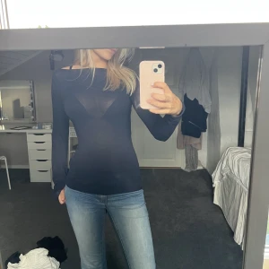 Blå intimissimi - Säljer min intimissimi då jag knappt avvänt den, den har ett litet hål i tröjärmen som knappt syns, skriv om ni vill ha mer bilder. Köpt för 399