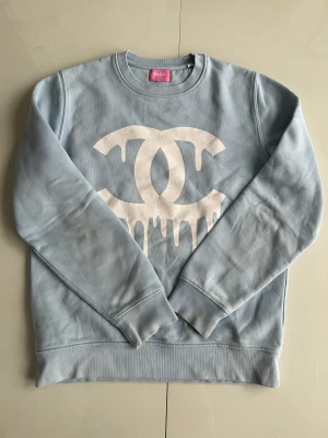 JACKIE TRÖJA - Säljer min jätte gulliga ljusblåa Jackie tröja i storlek XS-S. Köpt i Täby centrum i Jackie butiken. Använd men sparsamt.  Köpt för ca 1500kr. Säljer för 600kr! 🌟💘👍