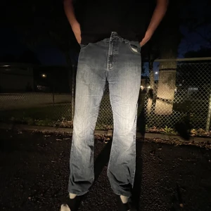 Jeans i storlek  - Feta jeans som jag nu säljer. Inte använda mycket och i bra skick. Skriv vid frågor eller om du vill ha fler bilder. Passar mig som är lire mer än 180 cm