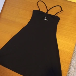 Kort klänning  - Svart kort klänning från h&m, helt ny med lappen kvar.