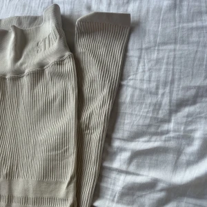 Träningstights  - Träningstights från stronger i väldigt fint skick. 