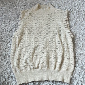  Stickad blus från BikBok - En jättefin stickad blus från BikBok i ett jättefint skick