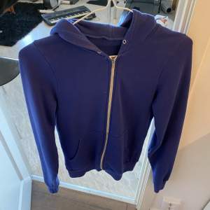 Blå zip hoodie i storlek xs🤍