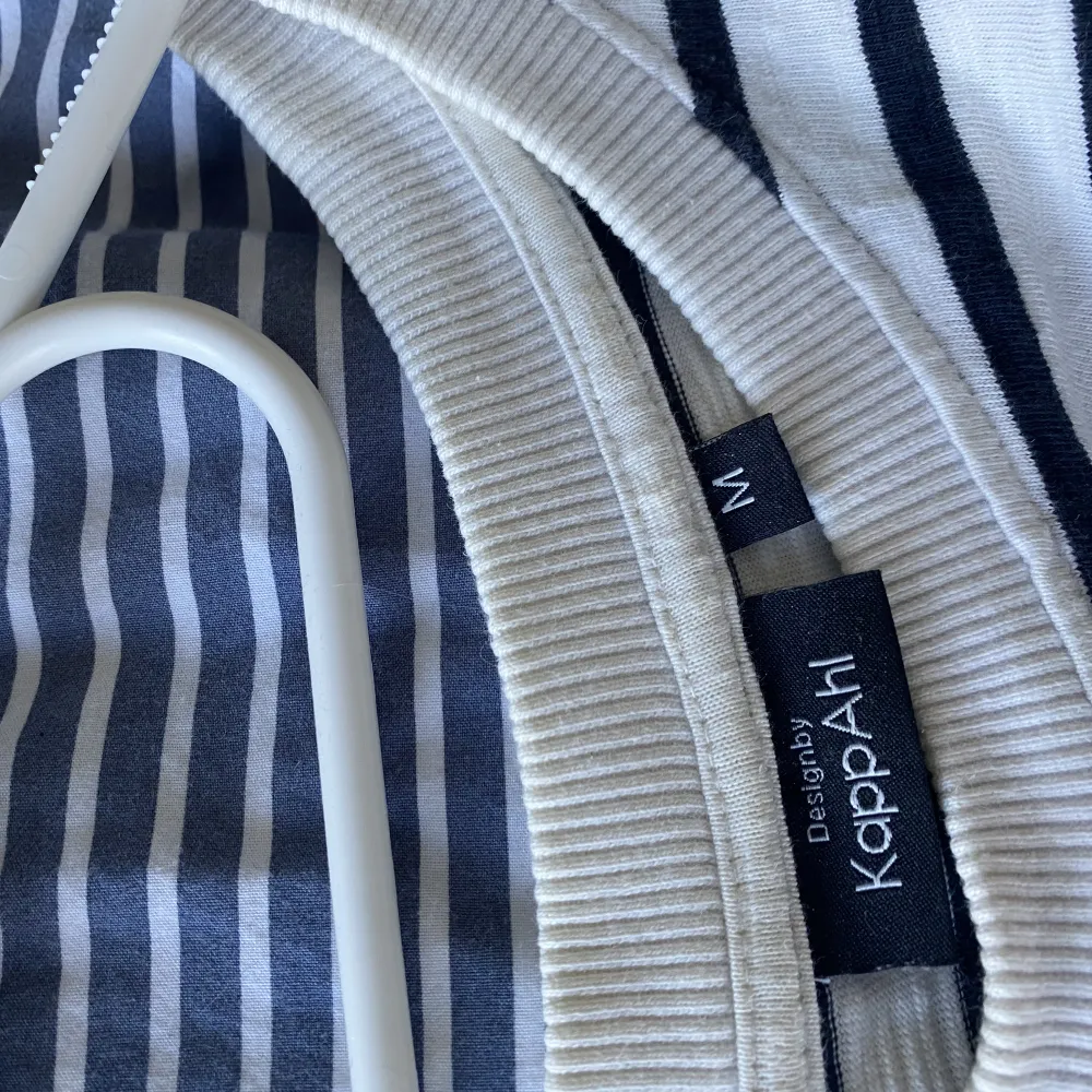 Basic tröja från Kappahl. Säljer då den inte kommer till användning längre 💕 Använd gärna köp nu! 🥰. Tröjor & Koftor.