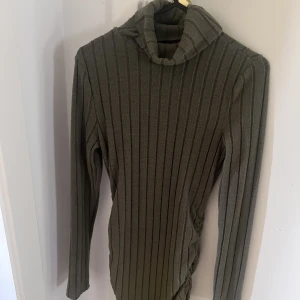 Klänning - Militärgrön poli klänning, sitter tajt på kroppen😃helt ny🥰