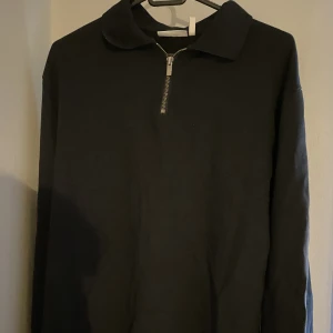 Weekday tröja - Hej säljer denna skit snygga tröjan från Weekday då den tyvärr inte passar mig. Använd ca 1 gång. Frakt ingår inte skriv gärna om ni har några frågor.😀