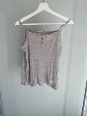 Odd Molly linne - ⚠️kolla min profil, jag har både 3 för 2 och skickar ett av de plaggen som ligger under ”gratis” om man köper ngt av mig⚠️ är knutar på banden som jag inte lyckats få upp därav priset❤️