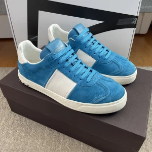 Valentino Flycrew  - Säljer dessa Valentino Flycrews som endast är använda 1 gång! Så dom är som nya! Har box, 2 dustbags och extra skosnören till skorna! Storlek 39,5 men sitter större!  Hör gärna av dig om du har frågor!