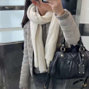 Uniqlo jacka  - Super snygg jacka från uniqlo, endast använd fåtal gånger kom privat för fler bilder och information🫶🏻( lånade bilder) 