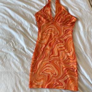 Jättefin orange klänning som är öppen i ryggen. Säljer då jag aldrig fick användning av den, prislapp finns kvar!🫶