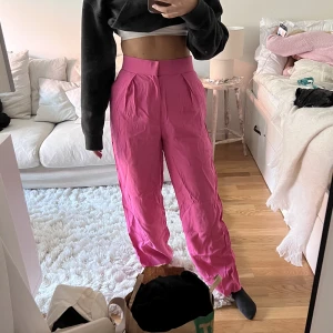 Byxor från zara - Rosa kostymbyxor från zara. Antigen skrynkliga men fina om man skulle stryka dom!