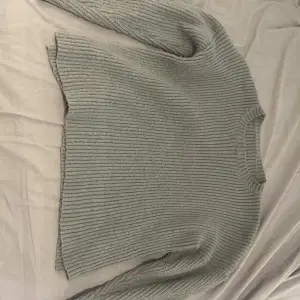 Jag säljer min gråa stickade tröja då jag inte använder den längre.  Den är använd ett fåtal gånger och är som ny. Den är varm och skön att ha på sig under hösten/vintern, då den är ganska tjock