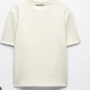 Stickad t-shirt - Stickad t-shirt ifrån zara i storlek S. Endast använt tröjan någon gång.