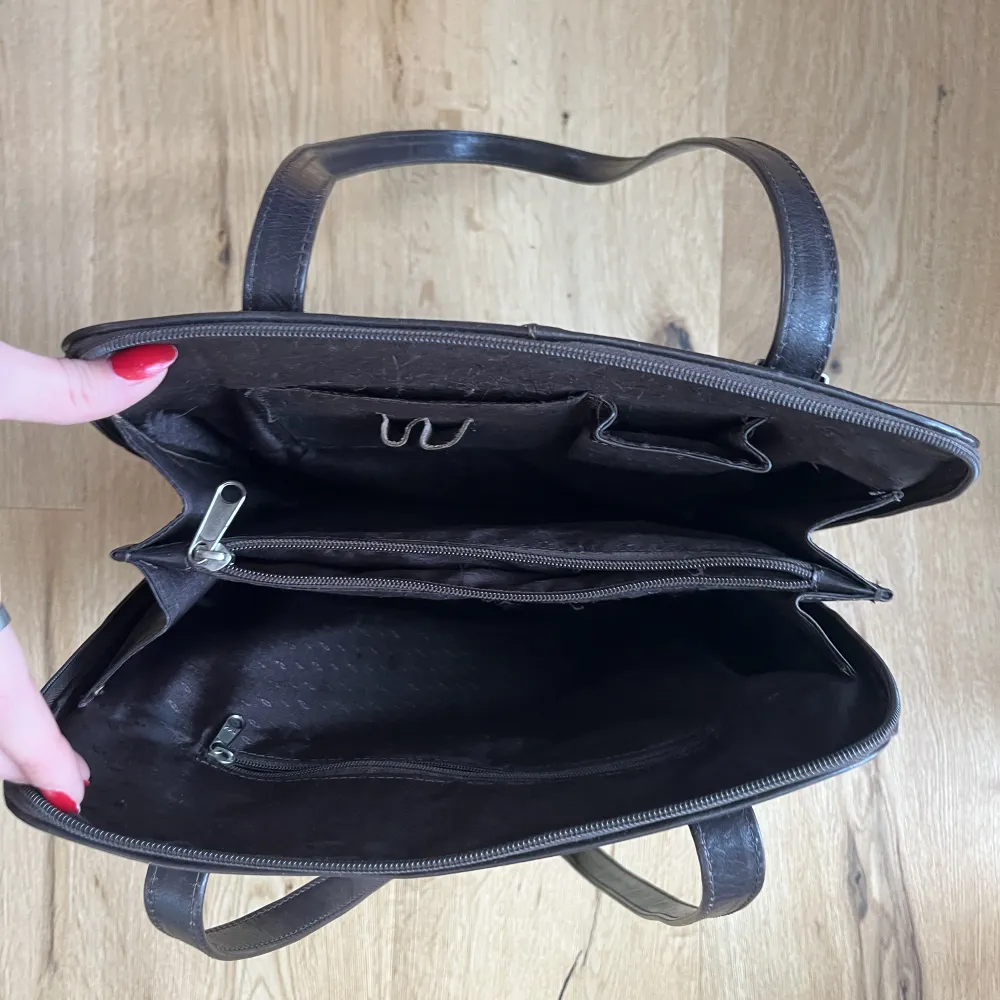 Snygg ”vintage” läderväska från The Monte. Mörkbruntläder, köpt secondhand men aldrig använd:) Rymmer laptop och böcker!. Väskor.