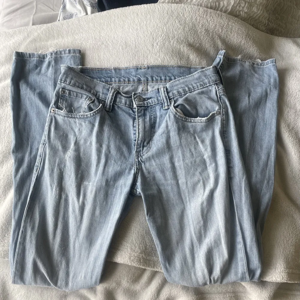 Jättefina lågmidjade jeans från levis i modellen 511 som är köpt på sellpy! Säljer pga har inte använt de på väldigt länge💗. Jeans & Byxor.
