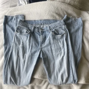Jeans - Jättefina lågmidjade jeans från levis i modellen 511 som är köpt på sellpy! Säljer pga har inte använt de på väldigt länge💗