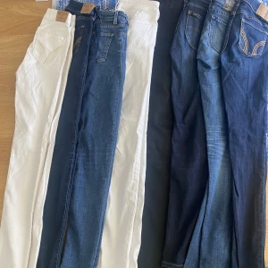 Jeans 23/31 - 8 par jeans från hollister,crocker,Lee och Acne. De är smala och lågt sittande.  150 för alla 8 par. 