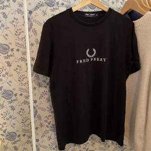 Säljer en t-shirt i storlek M från Fred Perry sportswear. Den är i fint skick! 🙂