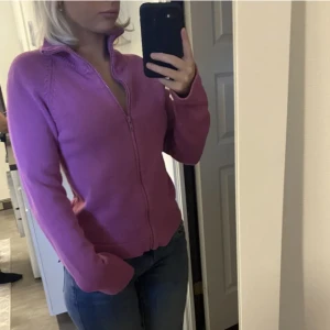 Topp med dragkedja - Stickad topp. Storlek M men skulle säga att de är mer en S. Köpt second hand.