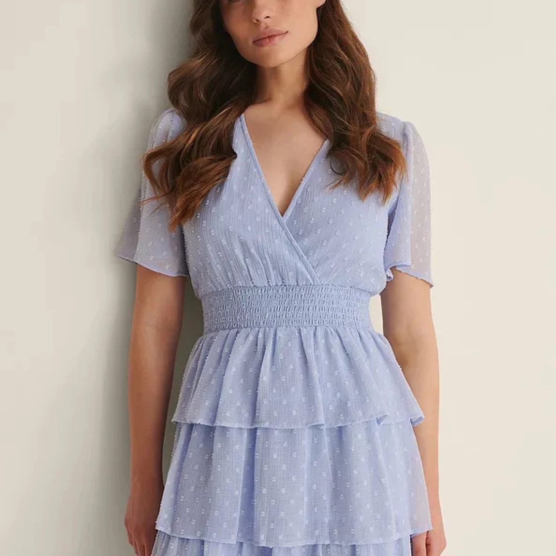 NA-KD volang klänning i lila/blå 