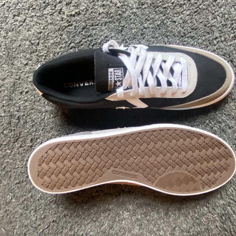 Tjena! Säljer nu ett par splitternya Converse Net Star Classic Ox i storlek 43!  Skick: 10/10, skorna är helt nya och enbart testade.   Tveka inte att höra av dig vid minsta fundering!🙌. Skor.