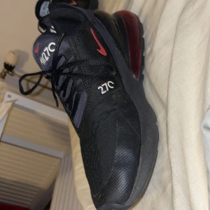 270s Nike  - Använda 2 månader lite repor men syns knappt inget trasigt på tyget 