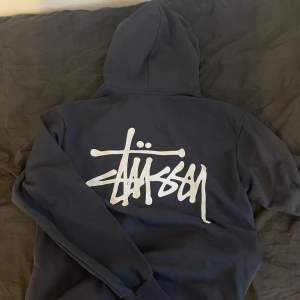 Skön hoodie i storlek L säljer den för den inte passade mig :( Pris kan diskuteras så skriv bara ett förslag så får vi se helt enkelt