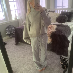 Randiga linnebyxor  - Super eftertraktade linnebyxor lågmidjade från hm! Strl xs men är ganska stora u storleken 💕 