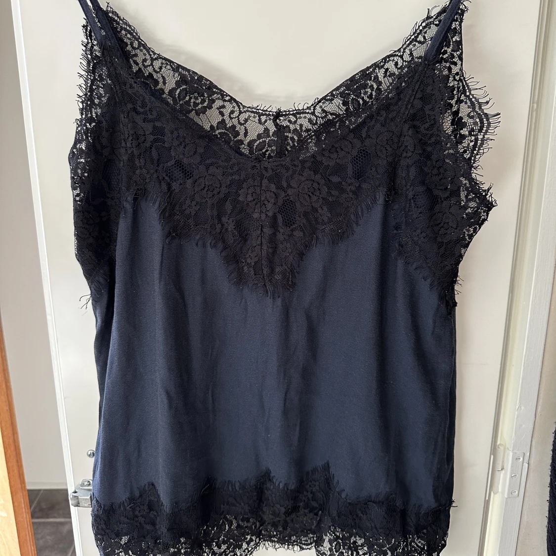 Marinblått spetslinne  - 90