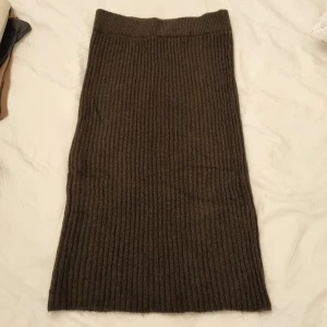 Kjol i stickad tyg - Kjol i brun stickad material 